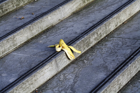 Bananenschalen auf der Treppe liegend - 06094CS-U