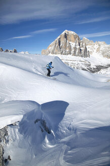 Italien, Dolomiten, Frau beim Skifahren - MRF00815