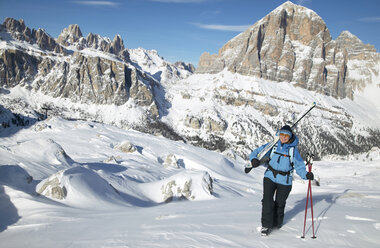 Italien, Dolomiten-Alpen, Frau mit Ski im Schnee - MRF00813