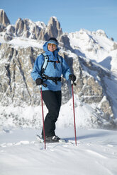 Italien, Dolomiten, Frau beim Skifahren - MRF00812