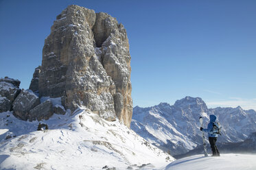 Italien, Dolomitenalpen, Frau im Schnee, Rückansicht - MRF00810