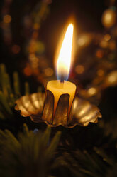 Brennende Kerze am Weihnachtsbaum - CRF01157