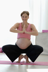 Schwangere Frau beim Yoga - CRF01120