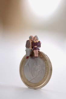Älteres Paar sitzt auf einer Münze - ASF03092