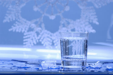 Glas Wasser mit Eiswürfeln drum herum, Nahaufnahme - ASF03069