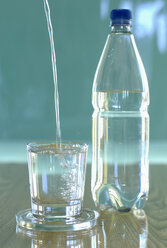 Wasser in ein Glas gießen, Nahaufnahme - ASF03059