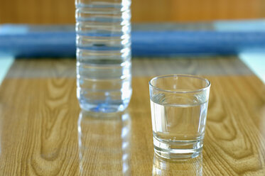 Glas und Flasche mit Wasser gefüllt, Nahaufnahme - ASF03053
