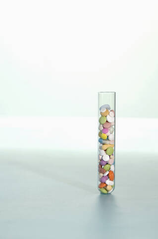 Verschiedene Pillen im Reagenzglas, Nahaufnahme, lizenzfreies Stockfoto