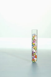 Verschiedene Pillen im Reagenzglas, Nahaufnahme - ASF03035