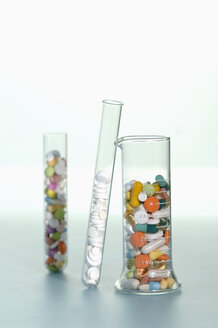 Verschiedene Pillen in Reagenzglas und Glas, Nahaufnahme - ASF03034