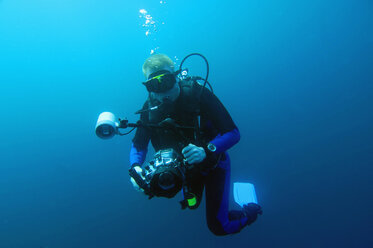 Taucher mit Unterwasserkamera, Galapagos - MBF00685