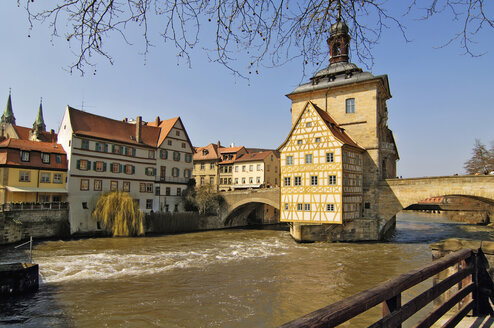 Deutschland, Bayern, Oberfranken, Bamberg, historische Bauwerke am Fluss - MBF00671