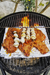 Meat and white mushrooms on a barbecue grill - MBF00666