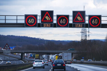 Verkehrs- und Geschwindigkeitsbegrenzungsschilder auf der Autobahn - THF00502