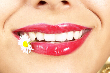 Junge Frau mit Bonbon zwischen den Zähnen, Detail - THF00497