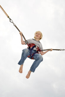 Boy (10-12), bungee jumping - NHF00287