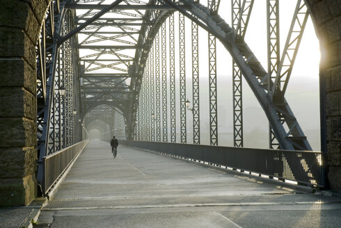 Deutschland, Hamburg, Alte Elbbruecke, Person auf Brücke - NHF00256