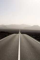 Spanien, Lanzarote, leere Straße durch Landschaft - ABF00135