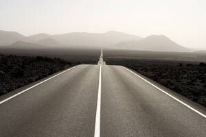 Spanien, Lanzarote, leere Straße durch Landschaft - ABF00134