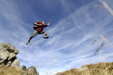 Mann springt in die Berge - WESTF04269