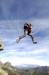 Mann springt in die Berge - WESTF04266