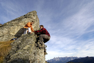 Ehepaar klettert auf dem Gipfel - WESTF04265