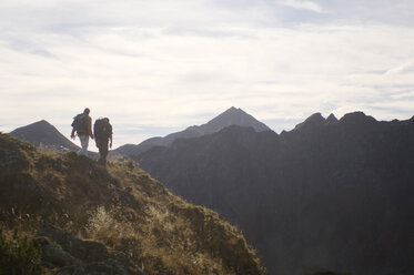 Couple hiking in mountains - WESTF04251