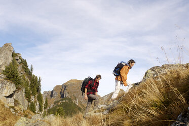 Ehepaar beim Wandern in den Bergen - WESTF04234