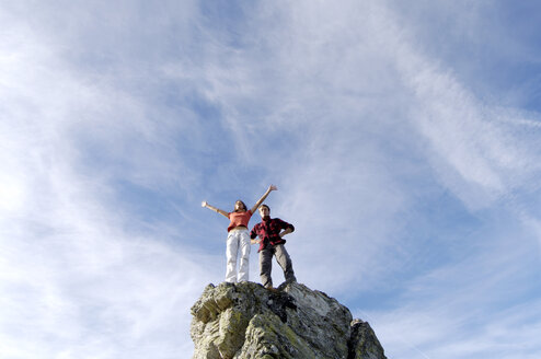 Junges Paar auf einem Berggipfel stehend, tiefer Blickwinkel - WESTF04222