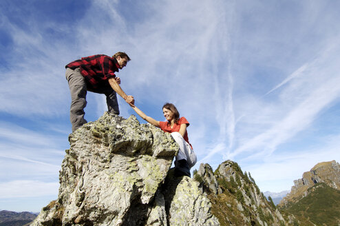 Ehepaar klettert auf dem Gipfel - WESTF04217