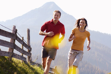Ehepaar joggt in den Bergen - WESTF04203