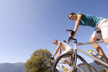 Junges Paar auf dem Mountainbike, lächelnd, niedriger Blickwinkel - WESTF04180