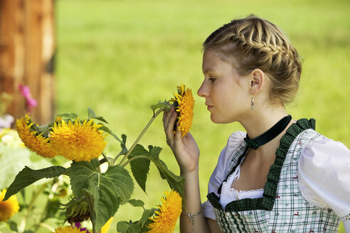 Junge Frau in Tracht, Porträt - WWF00275