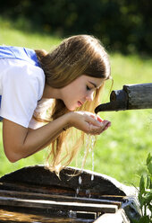 Junges Wasser Wasser trinken am Brunnen - WWF00274