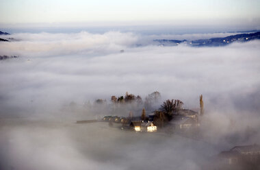 Austria, Salzkammergut, Farmhouses in fog - WWF00248