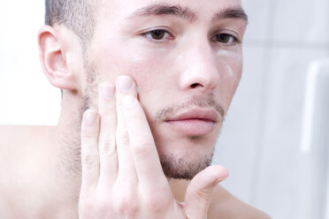 Man applying face cream, close-up - MAEF00173