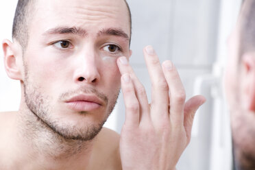 Man applying face cream, close-up - MAEF00171