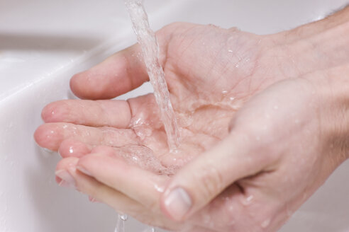 Man washing hands, close-up - MAEF00160