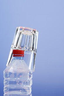 Glas auf Plastikflasche, Nahaufnahme - ASF03128