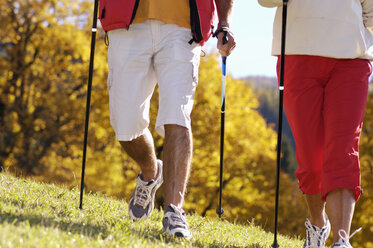 Älteres Paar beim Nordic Walking, Nahaufnahme, tiefer Ausschnitt - WESTF04301