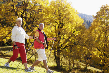 Älteres Paar beim Nordic Walking im Freien - WESTF04296