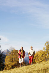 Älteres Paar beim Nordic Walking im Freien - WESTF04293