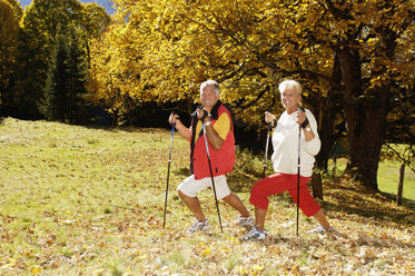 Älteres Paar, das einen Wanderstock hält, beim Sport, Seitenansicht, Porträt - WESTF04288