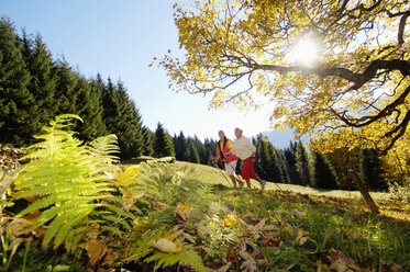 Älteres Paar beim Nordic Walking im Freien, Seitenansicht - WESTF04286