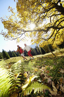 Älteres Paar beim Nordic Walking im Freien, Seitenansicht - WESTF04284