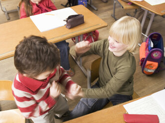 Jungen streiten sich im Klassenzimmer - WESTF04597