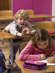 Junge greift Mädchen im Klassenzimmer an - WESTF04595