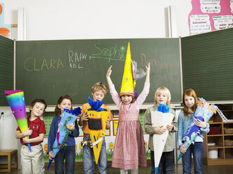 Pupils holding schoolcone - WESTF04593