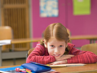 Girl (4-7) leaning on desk, close-up, portrait - WESTF04573