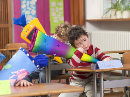 Kinder (4-7) im Klassenzimmer, die Schultüten halten - WESTF04572